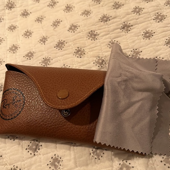 Ray ban round sunglasses with mirrored, blue-rimmed lense - Picture 5 of 7